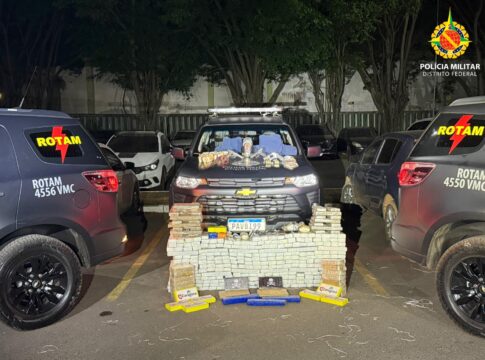 dupla-e-presa-com-arsenal-de-armas,-municao-e-drogas-no-df