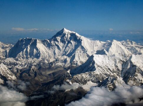monte-everest:-resgate-de-alpinistas-presos-apos-nevasca-chega-ao-fim