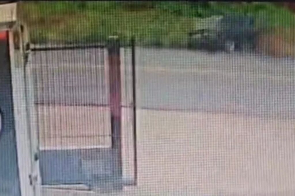 carro-capota-apos-pneu-estourar-no-parana.-video