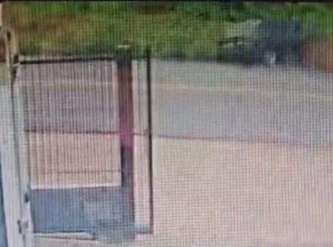 carro-capota-apos-pneu-estourar-no-parana.-video