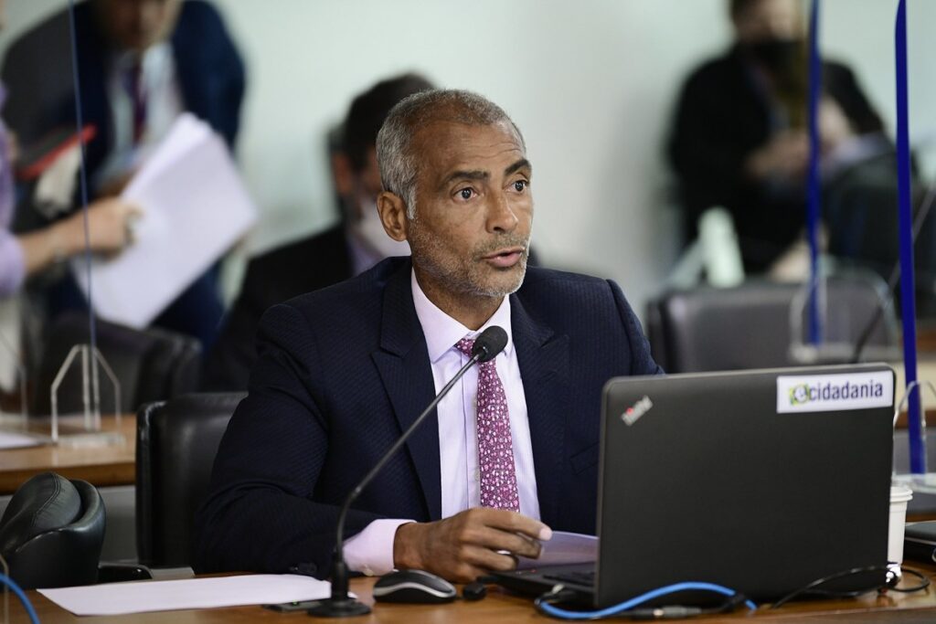 leilao-de-mansao,-lancha-e-carros-de-romario-e-suspenso-pelo-stj