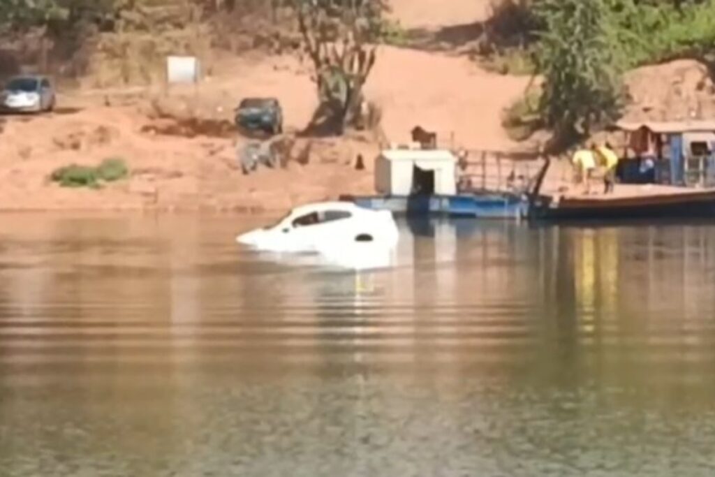 veja-momento-em-que-carro-de-moradora-do-df-afunda-em-rio-de-goias
