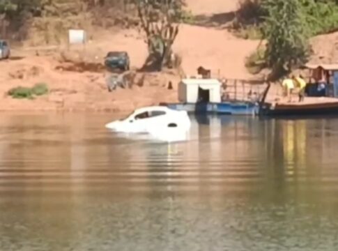 veja-momento-em-que-carro-de-moradora-do-df-afunda-em-rio-de-goias
