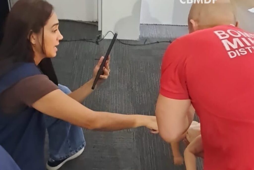 Por chamada de vídeo, bombeiros salvam criança engasgada no DF por-chamada-de-video,-bombeiros-salvam-crianca-engasgada-no-df