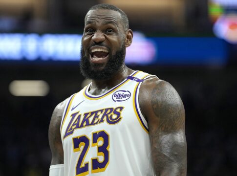 tecnico-do-lakers-ironiza-anunico-de-lebron:-“voces-sao-idiotas”