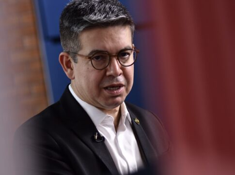 por-mp-do-iof,-lider-do-governo-ameaca-com-bloqueio de emendas