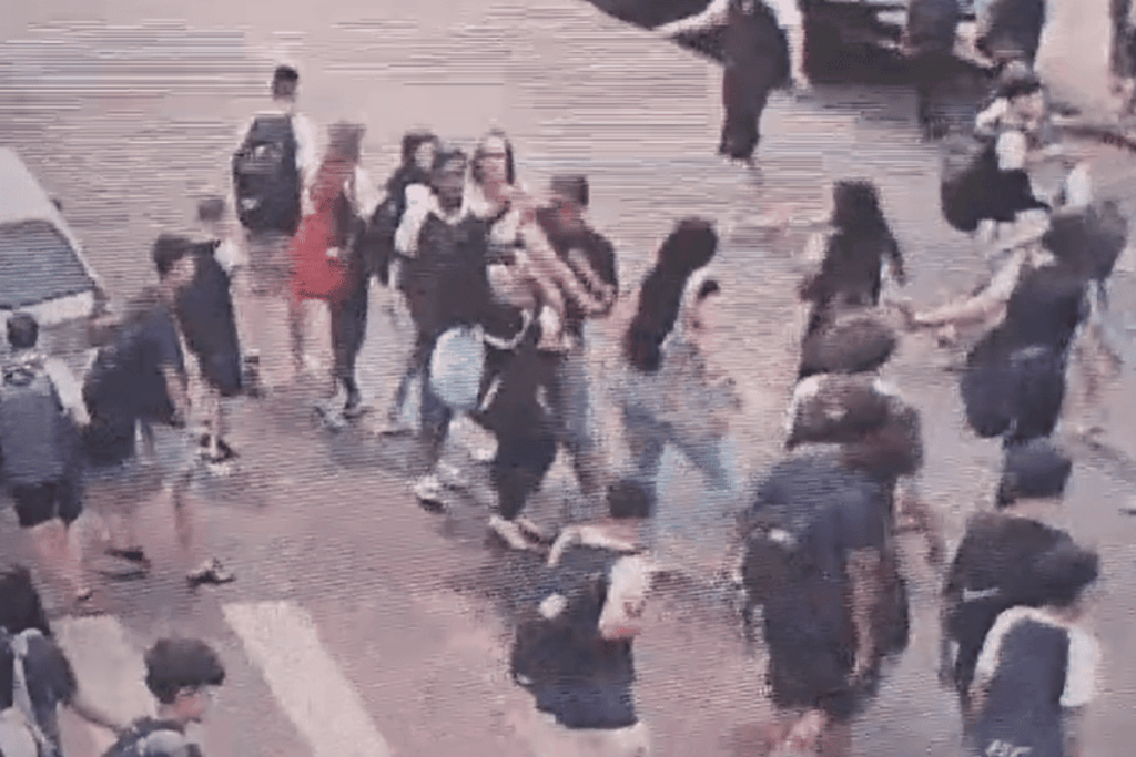 video:-adolescente-e-espancada-por-dupla-de-irmaos-na-saida-de-escola
