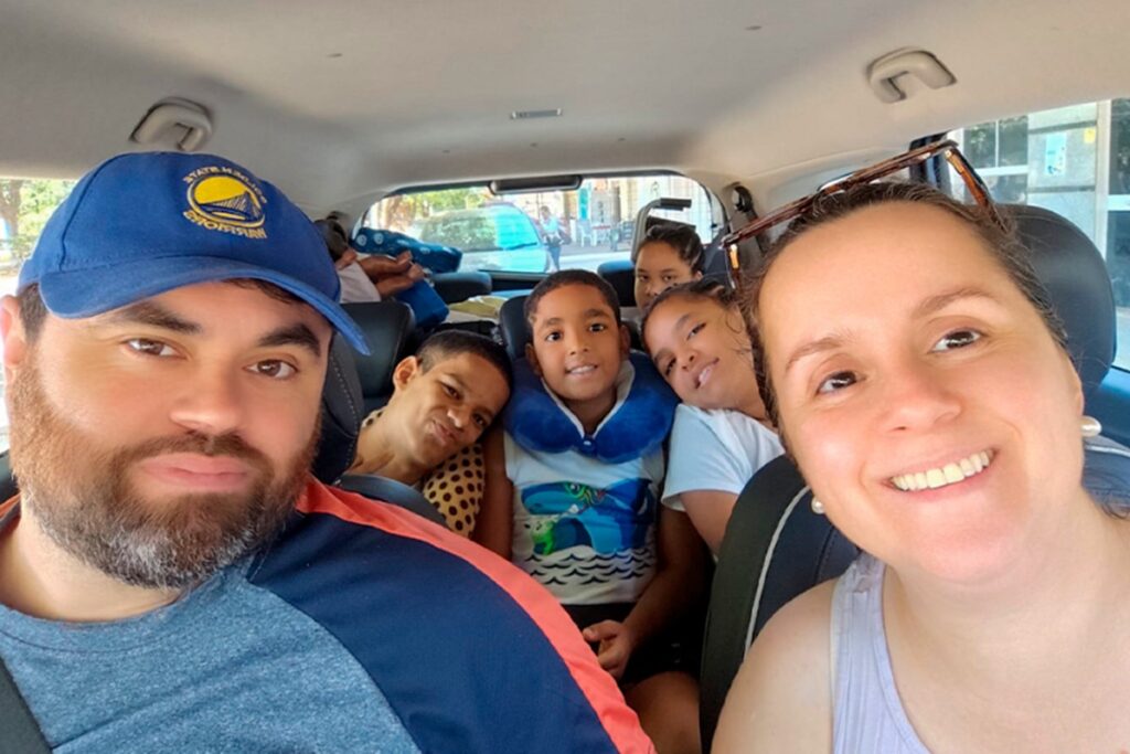 jovem-com-paralisia-cerebral-e-adotado-apos-18-anos-de-espera