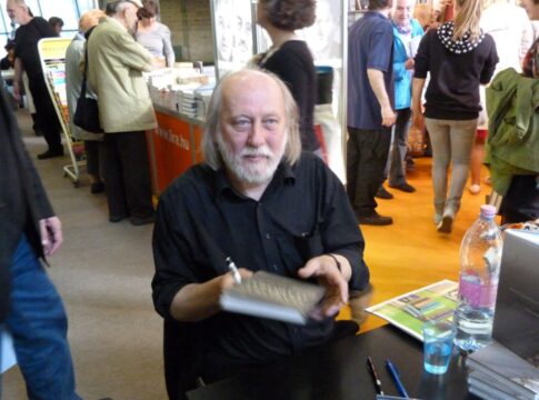 autor-hungaro-ganha-o-premio-nobel-de-literatura-2025.-veja-quem-e