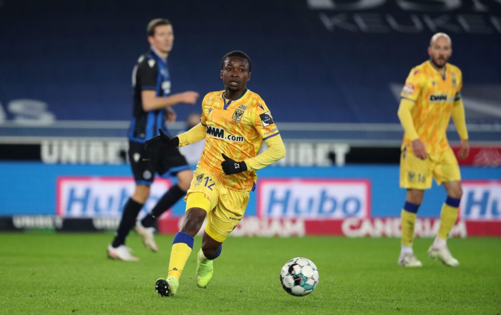 video:-jogador-quebra-pescoco-apos-choque-e-corre-risco-de-paraplegia