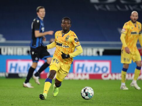 video:-jogador-quebra-pescoco-apos-choque-e-corre-risco-de-paraplegia