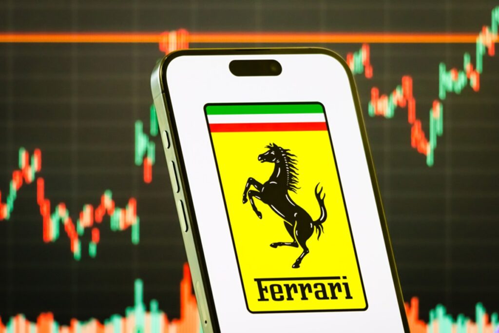 ferrari-apresenta-seu-1o-carro-eletrico,-mas-diminui-metas.-acao-cai