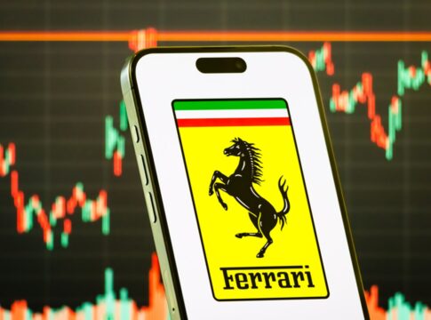 ferrari-apresenta-seu-1o-carro-eletrico,-mas-diminui-metas.-acao-cai