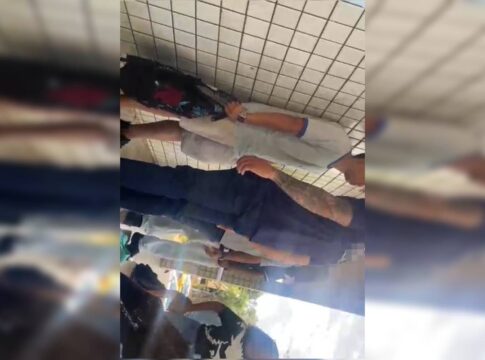 confusao-por-furto-de-celular-em-escola-gera-briga-entre-pais-e-alunos