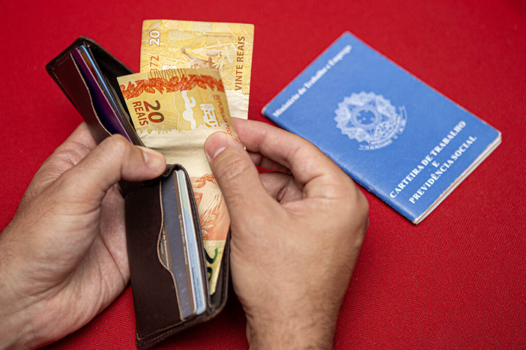 ibge:-mais-de-1-terco-dos-trabalhadores-ganha-ate-1-salario-minimo