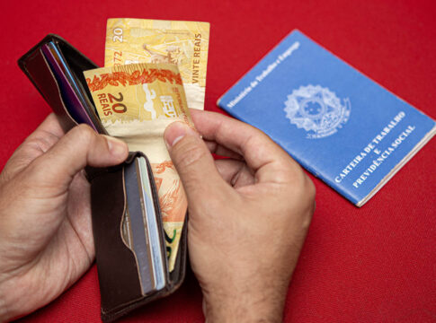 ibge:-mais-de-1-terco-dos-trabalhadores-ganha-ate-1-salario-minimo