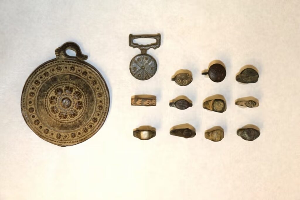 aneis-e-medalhoes-com-mais-de-mil-anos-sao-encontrados-em-brecho