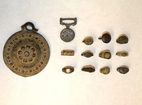 aneis-e-medalhoes-com-mais-de-mil-anos-sao-encontrados-em-brecho