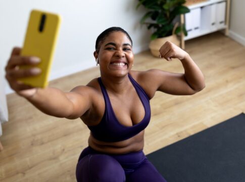 descubra-3-exercicios-para-fortalecer-os-triceps-e-firmar-os-bracos