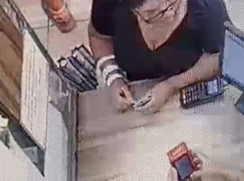 video:-mulher-e-flagrada-com-28-cartoes-roubados-e-12-documentos-no-df