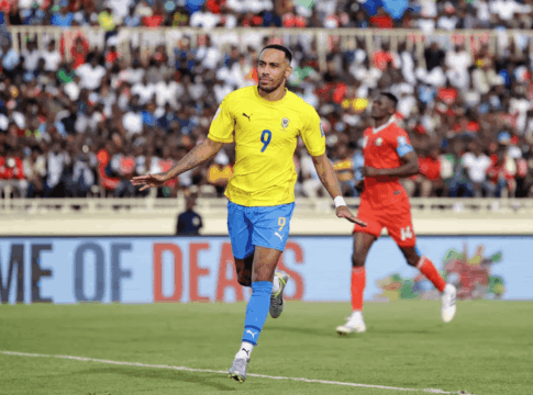 ex-barcelona-marca-quatro-gols-e-e-expulso-pelas-eliminatorias;-veja