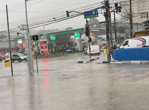 chuva-causa-alagamentos-em-sp-nesta-sexta-feira-(10/10).-veja-imagens