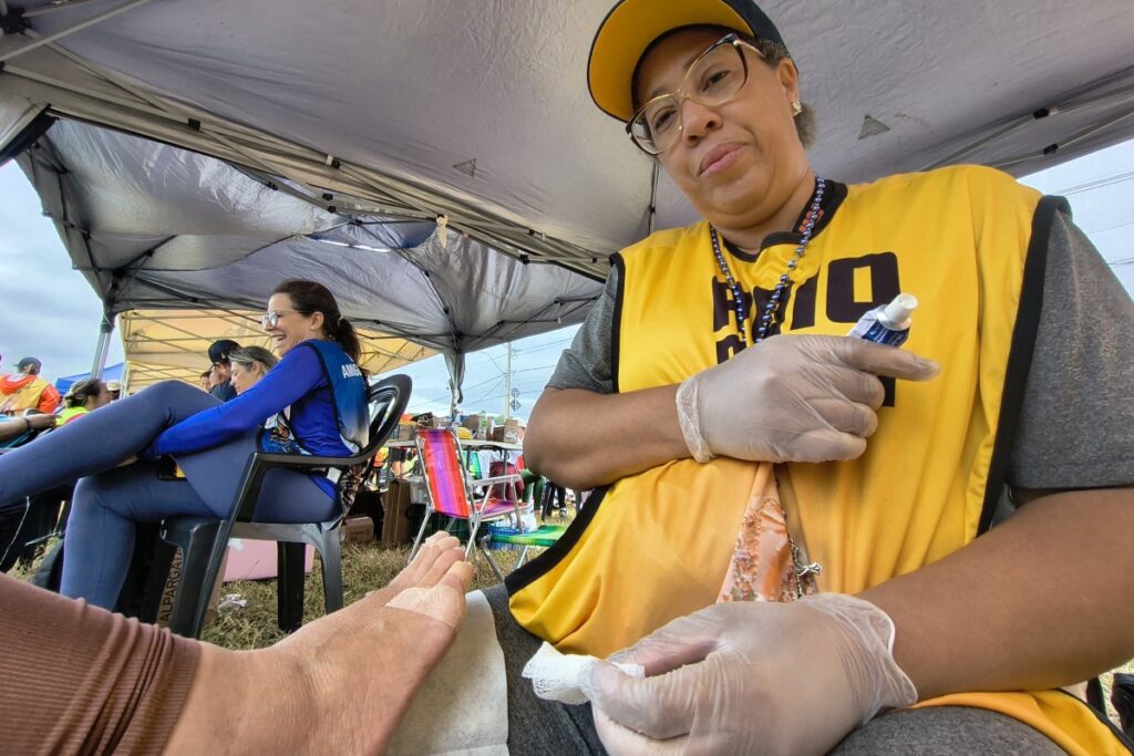 video:-voluntarios-cuidam-dos-pes-de-peregrinos-a-caminho-da-basilica