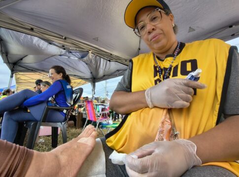 video:-voluntarios-cuidam-dos-pes-de-peregrinos-a-caminho-da-basilica