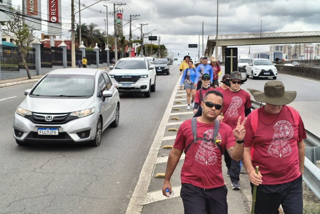 rumo-a-aparecida:-romeiros-da-dutra-se-equilibram-entre-o-risco-e-a-fe