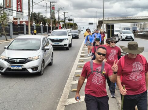 rumo-a-aparecida:-romeiros-da-dutra-se-equilibram-entre-o-risco-e-a-fe