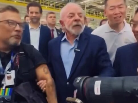 lula-e-surpreendido-com-tatuagem-e-“declaracao-de-amor”-em-evento