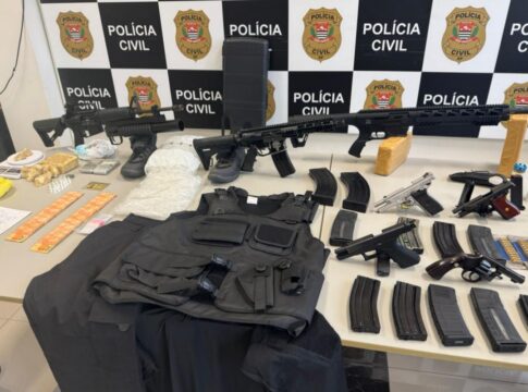 arsenal-“de-guerra”:-casal-e-preso-com-fuzis,-granadas-e-drogas-em-sp