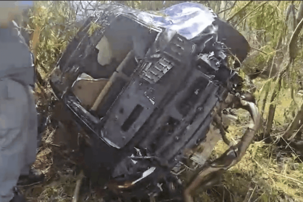 video:-carro-avaliado-em-r$-900-mil-fica-destruido-ao-cair-em-barranco