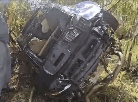 video:-carro-avaliado-em-r$-900-mil-fica-destruido-ao-cair-em-barranco