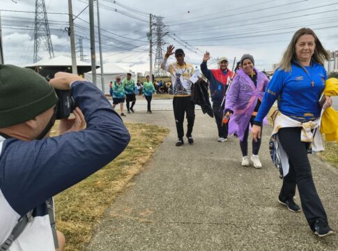 “paparazzi-de-romeiros”-registram-saga-de-fieis-a-caminho-de-aparecida