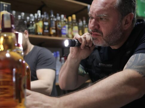 vigilancia-sanitaria-do-rio-fecha-bar-por-venda-de-bebida-sem-registro