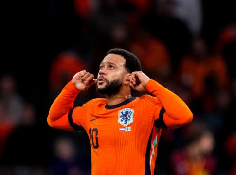 memphis-depay-da-show-e-se-isola-como-maior-assistente-da-holanda