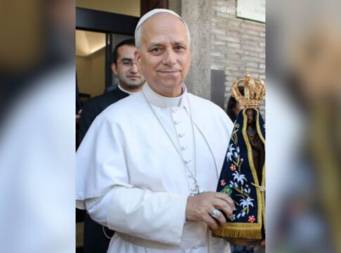 no-dia-de-aparecida,-papa-leao-xiv-posta-foto-com-imagem-da-padroeira