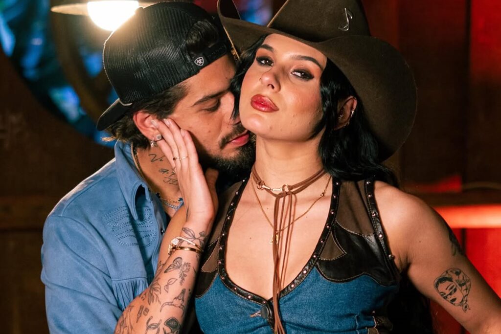 ana-castela-e-ze-felipe-trocam-primeiro-beijo-em-programa-de-tv