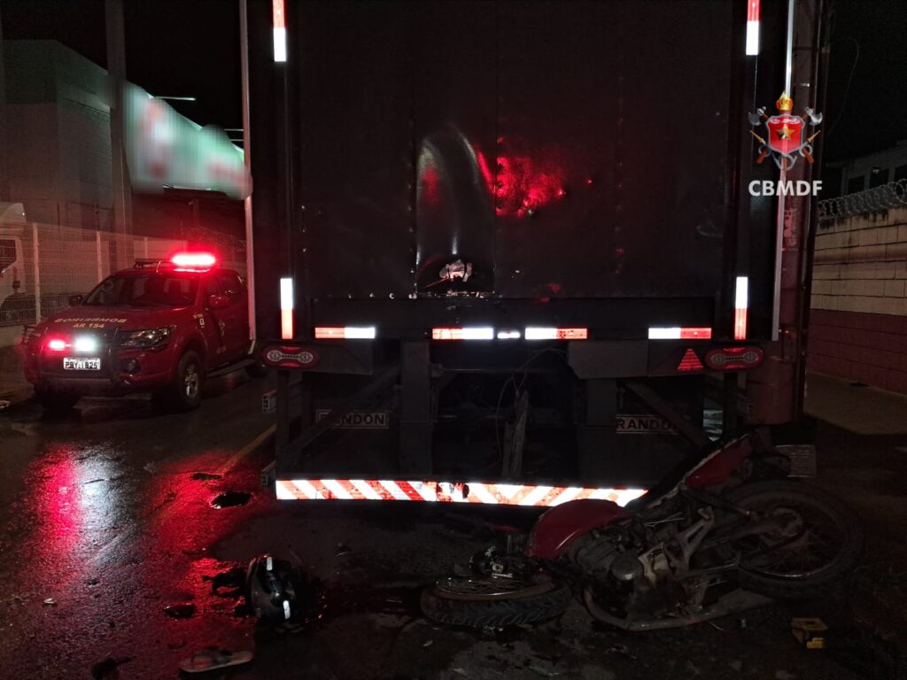 motociclista-morre-apos-colidir-com-carreta-em-aguas-claras