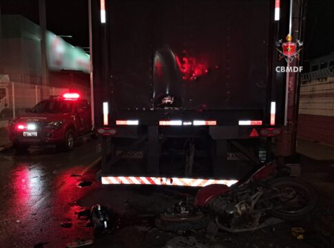 motociclista-morre-apos-colidir-com-carreta-em-aguas-claras