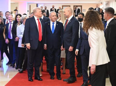 apos-libertacao-de-refens-pelo-hamas,-trump-discursa-em-israel;-siga