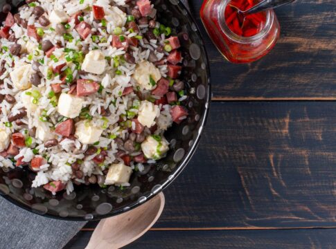 arroz-com-carne-e-linguica:-aposte-na-receita-e-surpreenda-a-familia