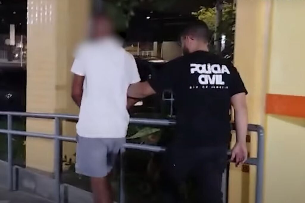 video:-homem-persegue-ex-ate-delegacia,-briga-com-policial-e-e-preso