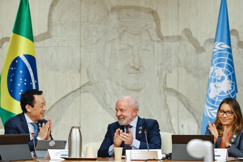 em-roma,-lula-diz-que-“e-hora-de-colocar-os-pobres-no-orcamento”
