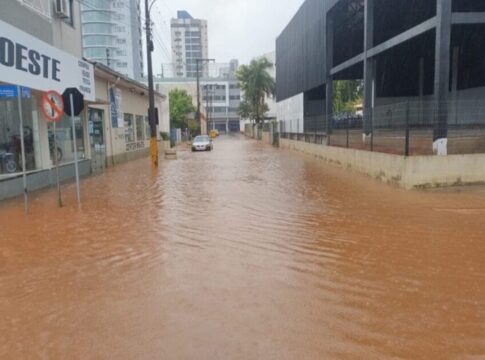 chuvas-alagam-ruas-e-destelham-casas-em-sc-durante-alerta-de-ciclone