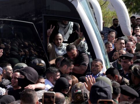 israel-liberta-2-mil-palestinos-apos-o-hamas-devolver-20-refens