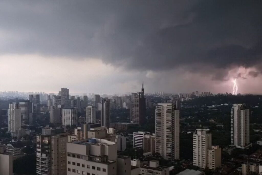 perigo:-sp-entra-em-alerta-para-tempestade-com-chuva-e-ventos-intensos