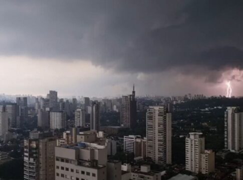 perigo:-sp-entra-em-alerta-para-tempestade-com-chuva-e-ventos-intensos