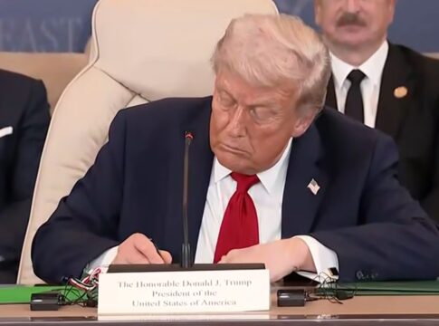 sem-netanyahu,-trump-assina-cessar-fogo-em-gaza:-“dia-incrivel”